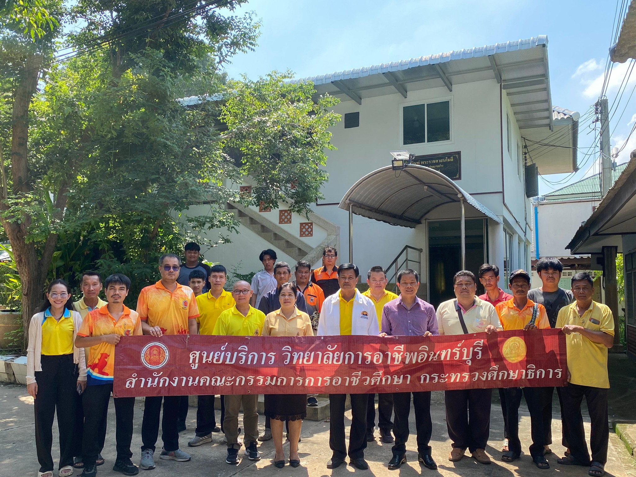 ตรวจเยี่ยมให้กำลังใจ ครูและนักเรียนนักศึกษา ทีมงานศูนย์ fix it center ช่วยเหลือผู้ประสบภัยน้ำท่วม วิทยาลัยการอาชีพอินทร์บุรี